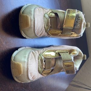 Girls gold Tsukihoshi shoes in a little kids 12.5